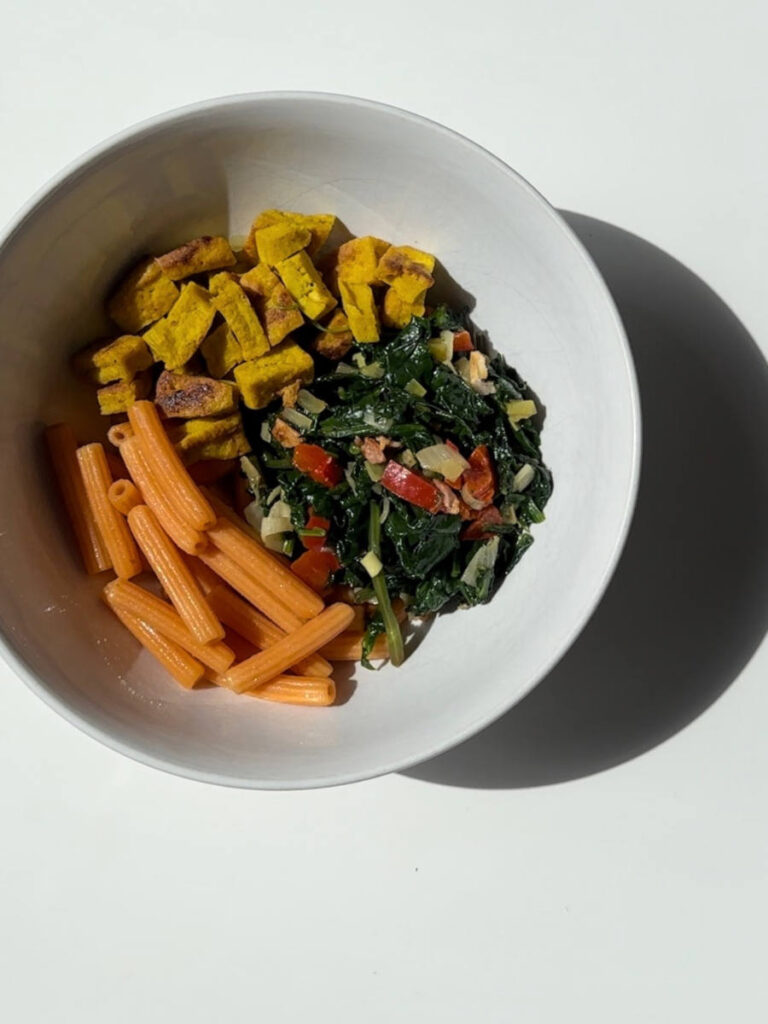 Tofu con pasta de lentejas y espinacas